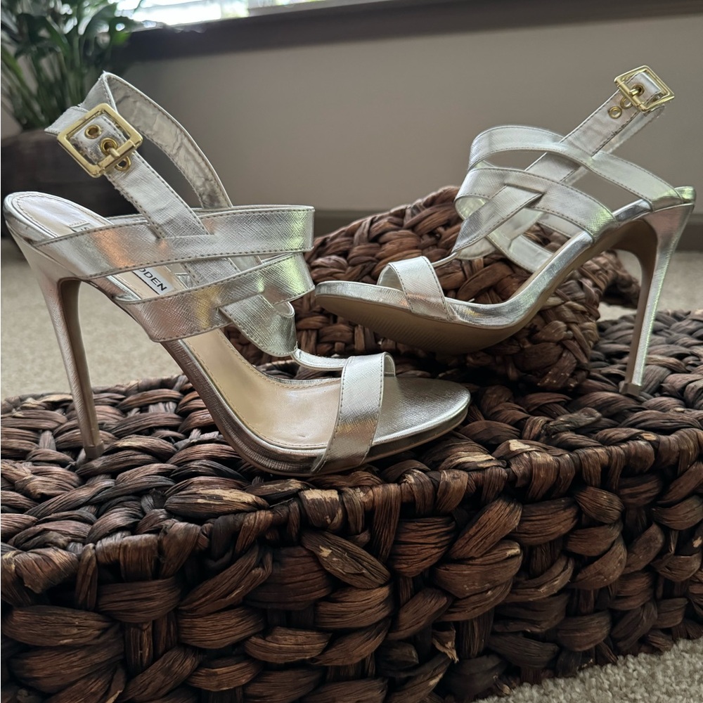 🔥Steve Madden Metallic Silver Strappy Heels 👠